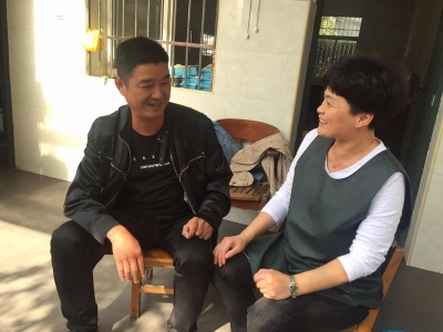 黨員走訪職工家屬，為同事解決疑難問題